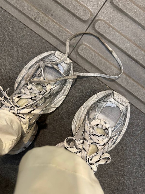 鞋带丢一根