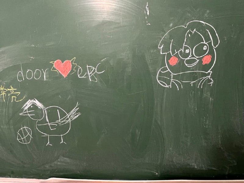 今天上课发现黑板上画了个蔡徐坤