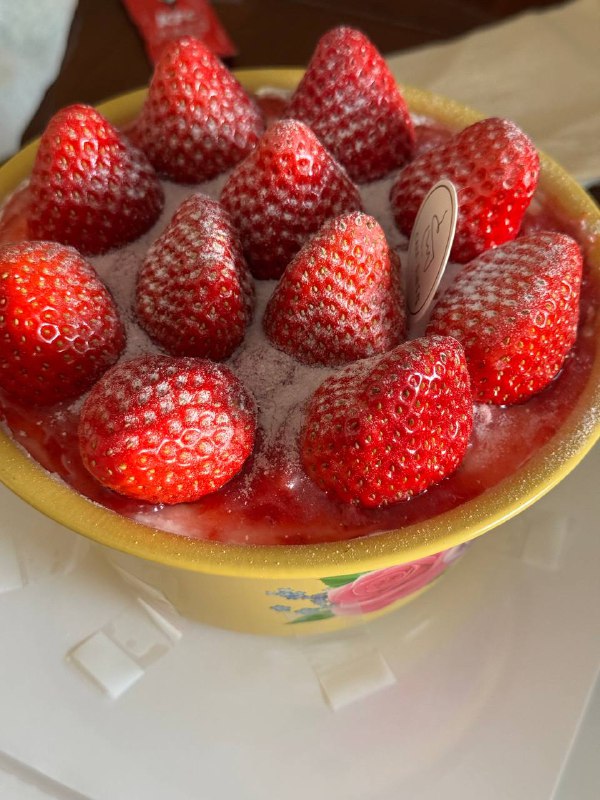 搪瓷盆草莓蛋糕是哪个天才发明的商家不用模具开心了骑手不用担心蛋糕变形开心了顾客因为白得了一个盆也开心了